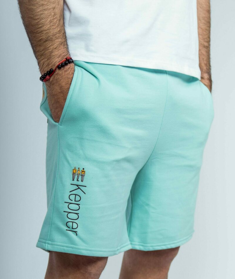 Jeune homme avec short menthe Kepper.