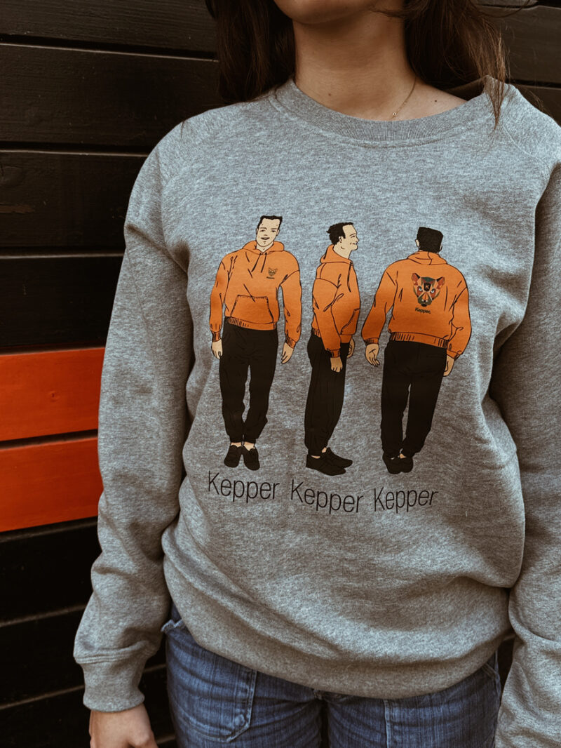 Jeune femme avec sweat gris Kepper
