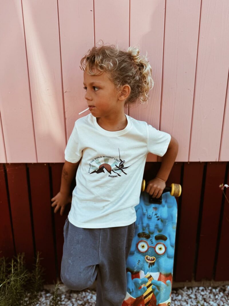 Enfant avec tee-shirt blanc Kepper