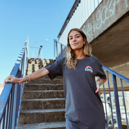 Jeune femme avec robe marine Kepper