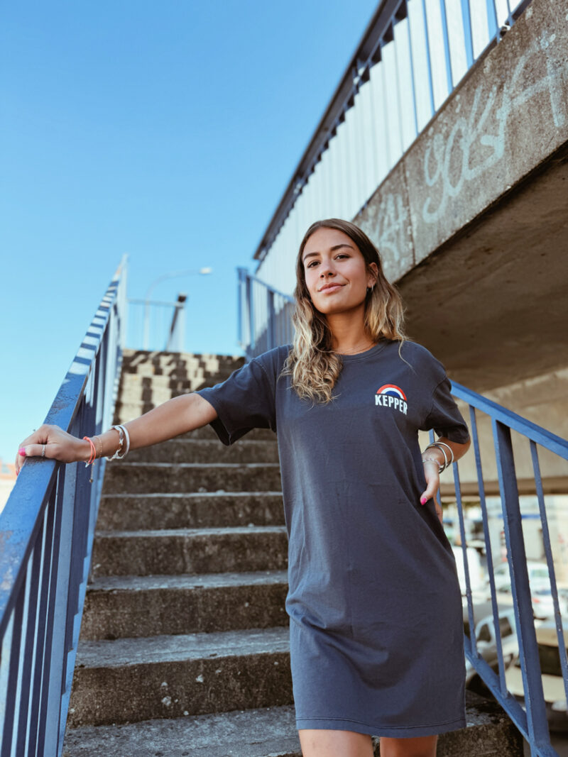 Jeune femme avec robe marine Kepper