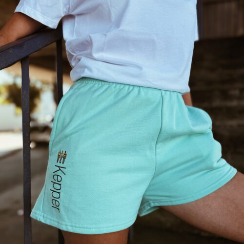 Jeune femme avec un short menthe kepper