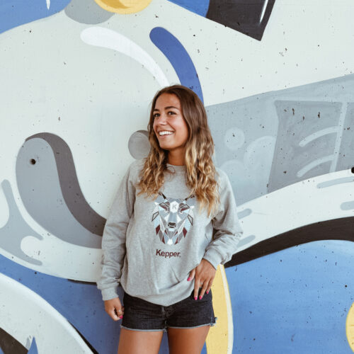 Jeune femme avec sweat gris Kepper