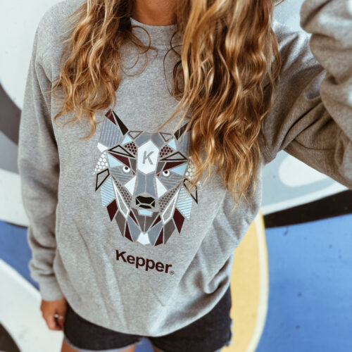 Jeune femme avec sweat gris Kepper