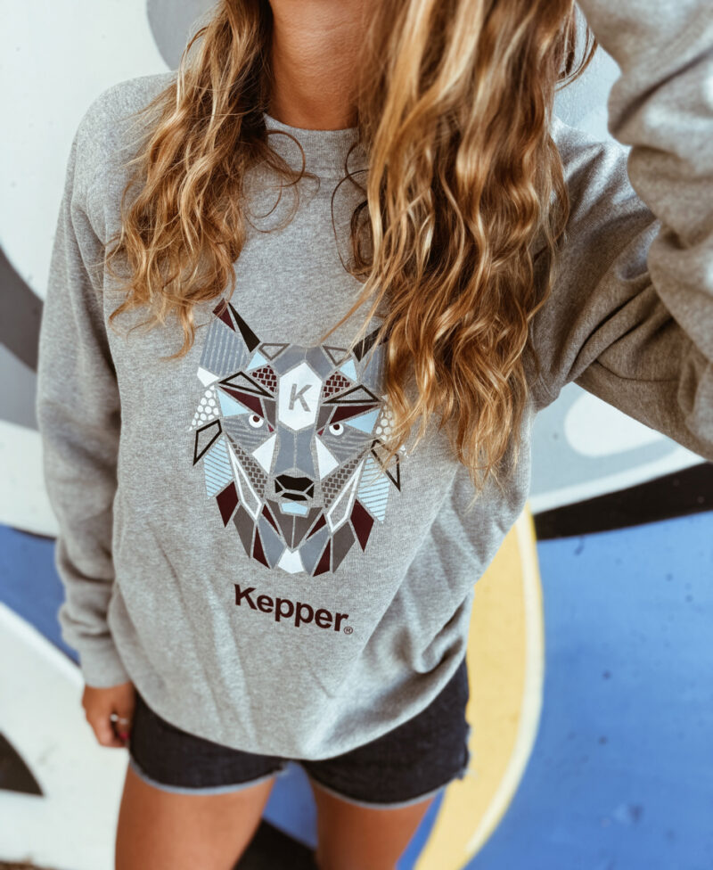 Jeune femme avec sweat gris Kepper