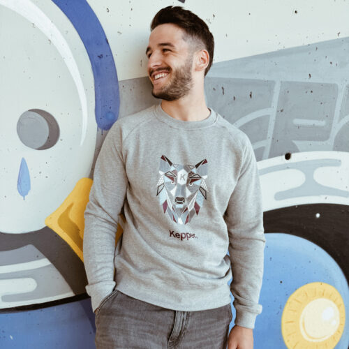 Jeune homme brun avec sweat gris Kepper
