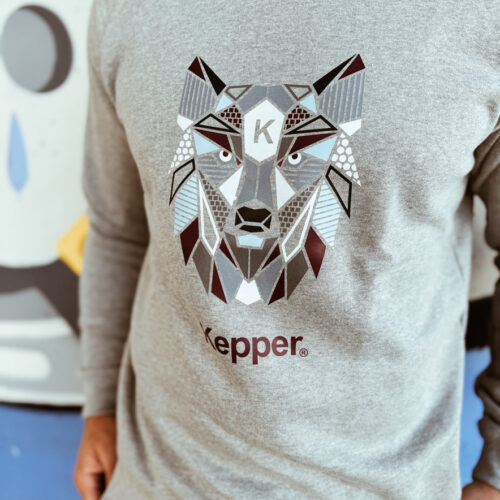 Jeune homme avec sweat gris Kepper