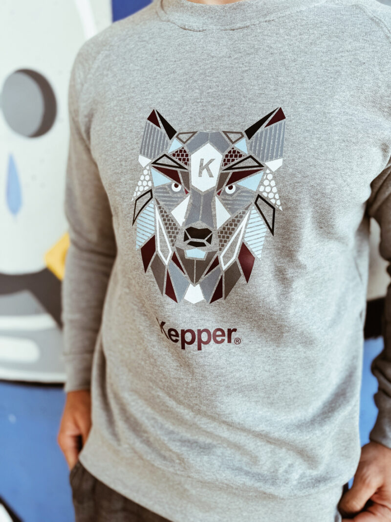 Jeune homme avec sweat gris Kepper