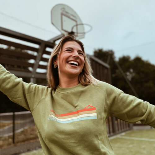 Jeune femme blonde avec sweat kaki Kepper