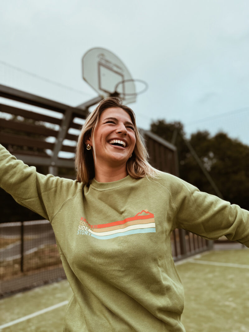 Jeune femme blonde avec sweat kaki Kepper