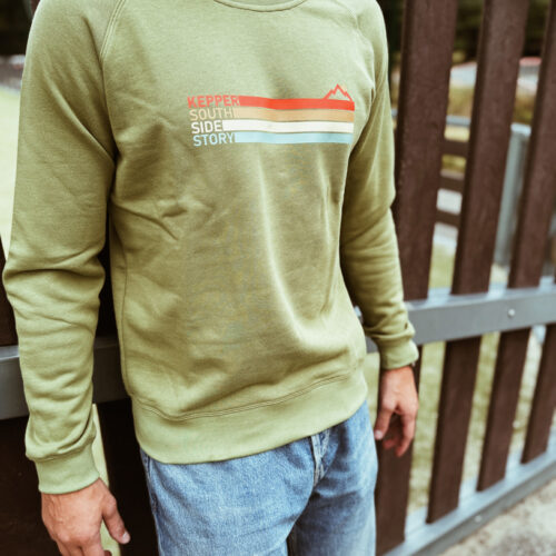Jeune homme avec sweat rayures kaki Kepper