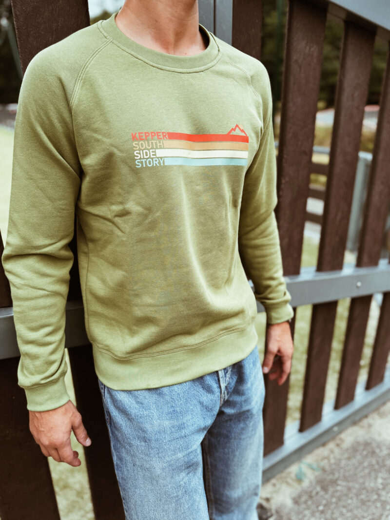 Jeune homme avec sweat rayures kaki Kepper