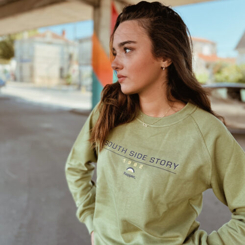 Jeune femme brune avec sweat kaki Kepper