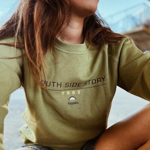 Jeune femme brune avec sweat kaki Kepper