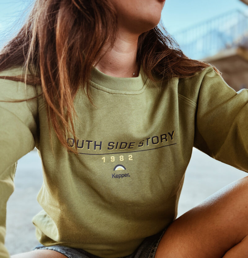 Jeune femme brune avec sweat kaki Kepper