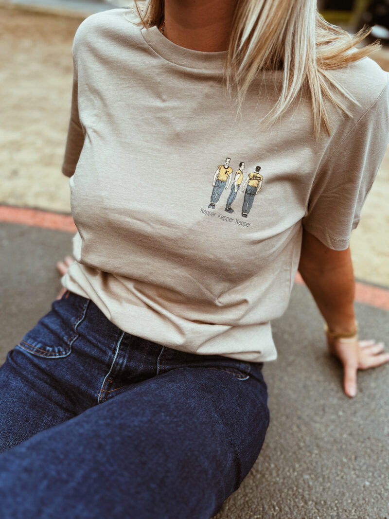 Jeune femme blonde avec tee-shirt wetsand Kepper