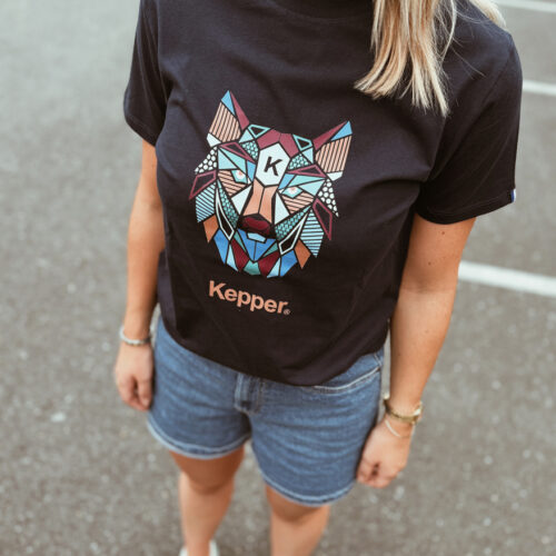 Jeune femme avec tee-shirt marine Kepper