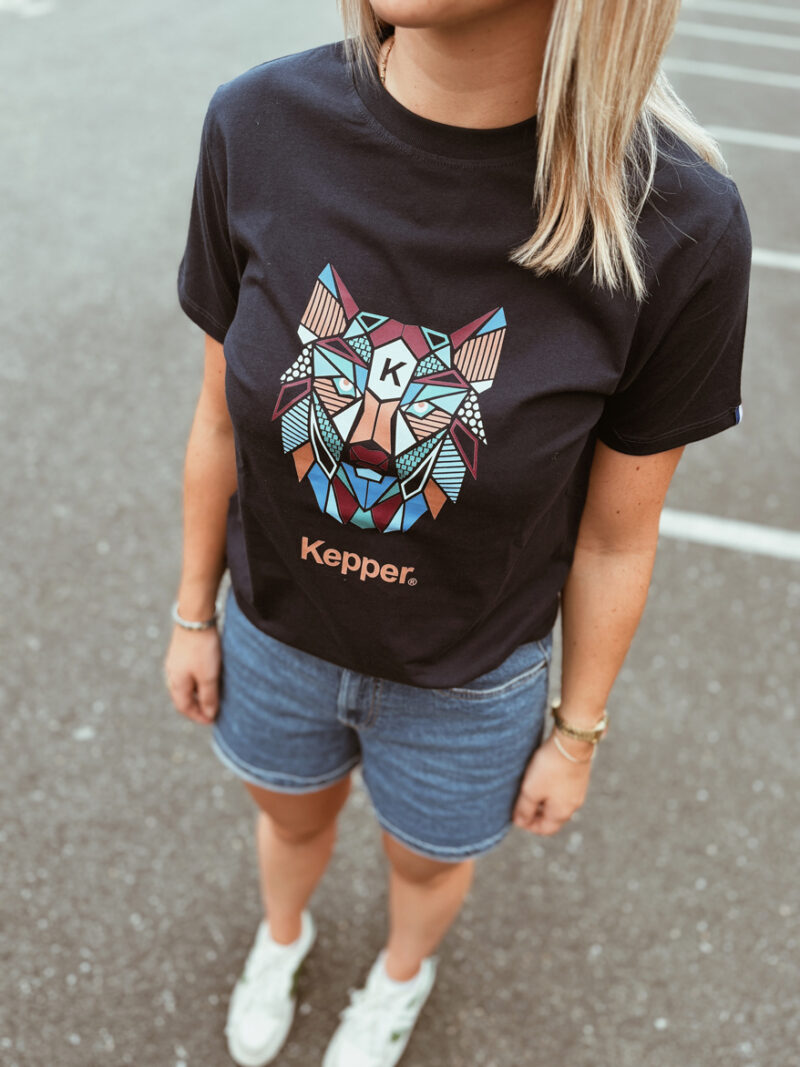 Jeune femme avec tee-shirt marine Kepper