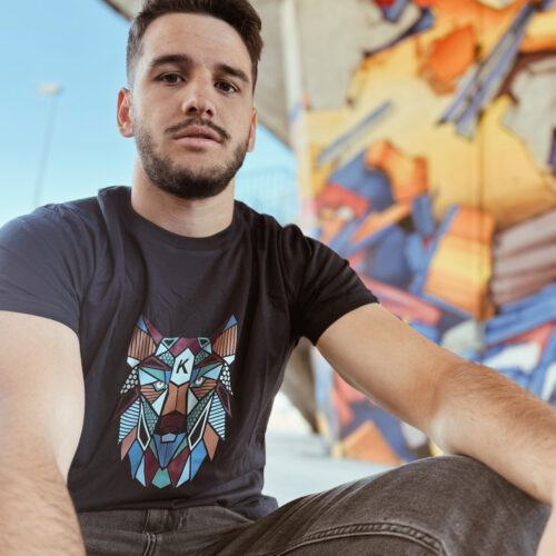Jeune homme brun avec tee-shirt Marine Kepper