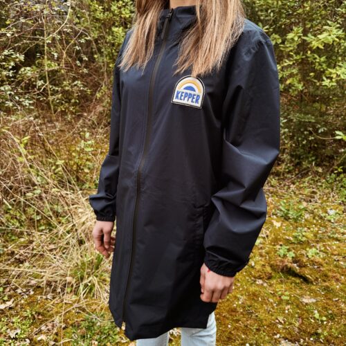 Jeune femme avec coupe vent marine Kepper