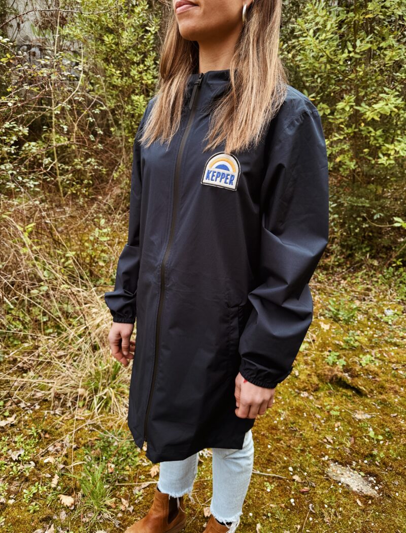 Jeune femme avec coupe vent marine Kepper