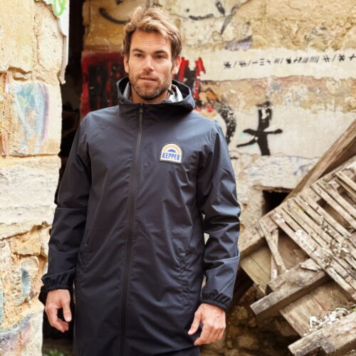 Jeune homme brun avec coupe vent marine Kepper