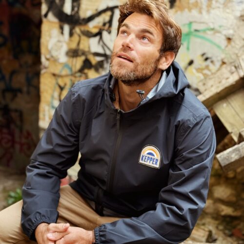 Jeune homme brun avec coupe vent marine Kepper
