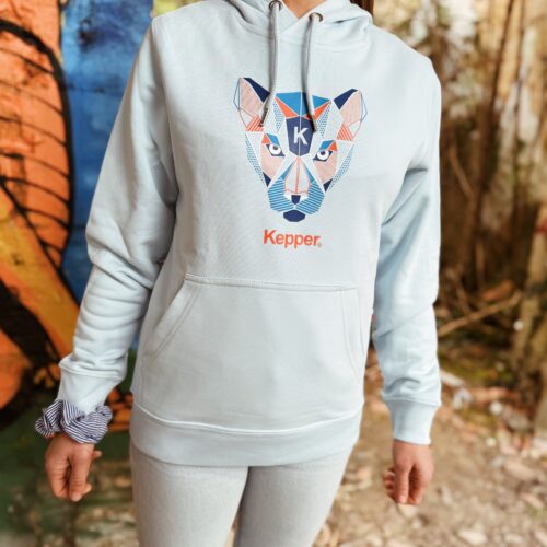 Jeune femme avec hoodie ciel Kepper