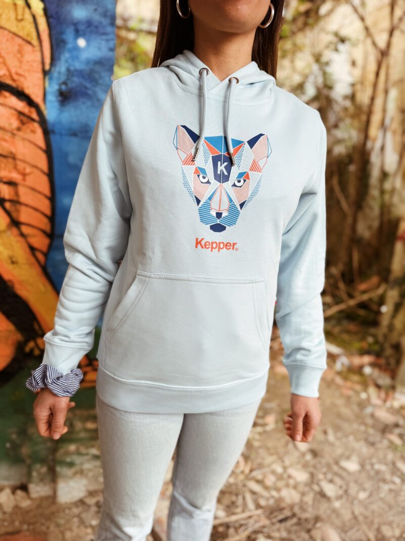 Jeune femme avec hoodie ciel Kepper