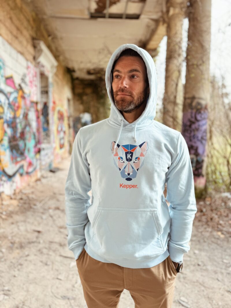 Jeune homme brun avec hoodie ciel Kepper