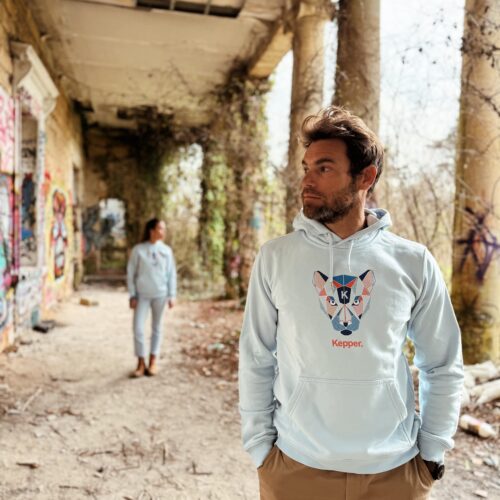 Jeune homme brun avec hoodie ciel Kepper