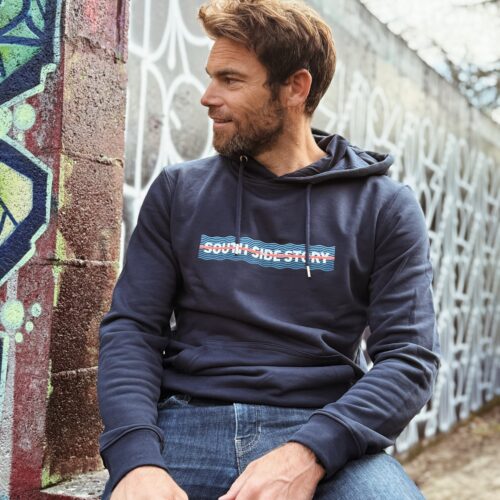 Jeune homme brun avec hoodie marine Kepper