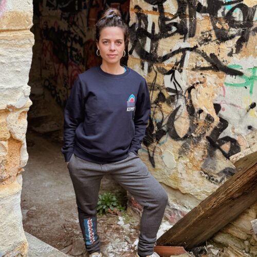 Jeune femme brune avec jogging gris Kepper