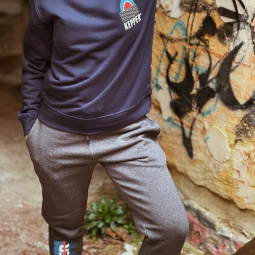 Jeune femme avec jogging gris Kepper