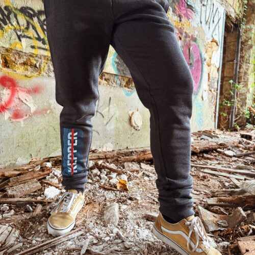 Jeune homme avec jogging gris Kepper