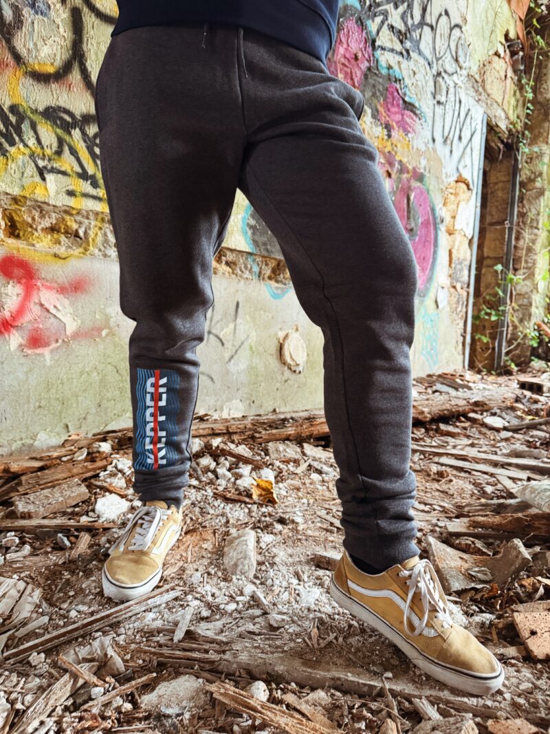 Jeune homme avec jogging gris Kepper