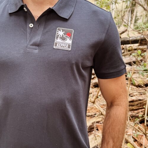 Jeune homme avec polo marine Kepper