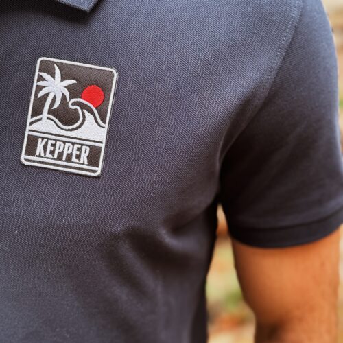 Jeune homme avec polo marine Kepper