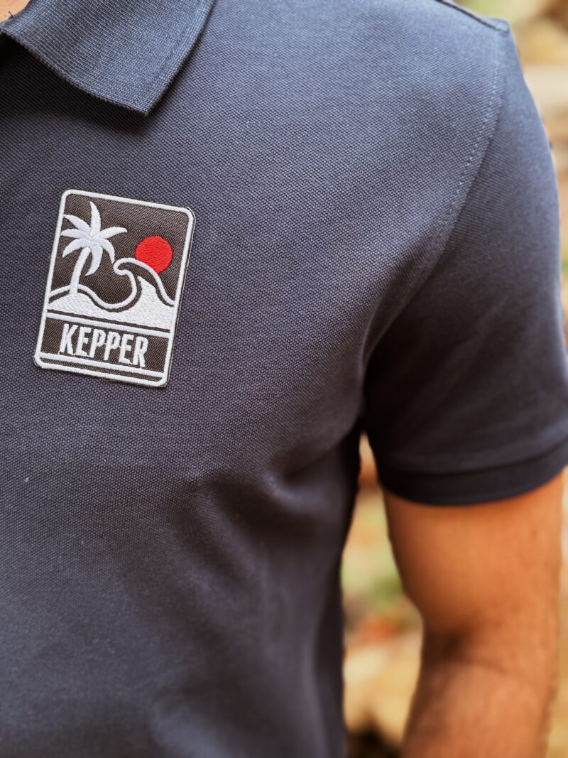 Jeune homme avec polo marine Kepper