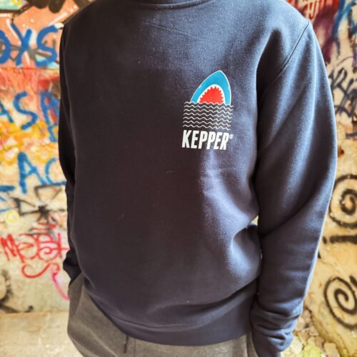 Jeune femme avec sweat marine Kepper