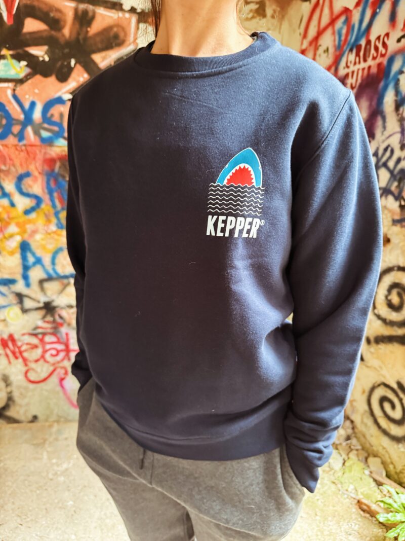 Jeune femme avec sweat marine Kepper