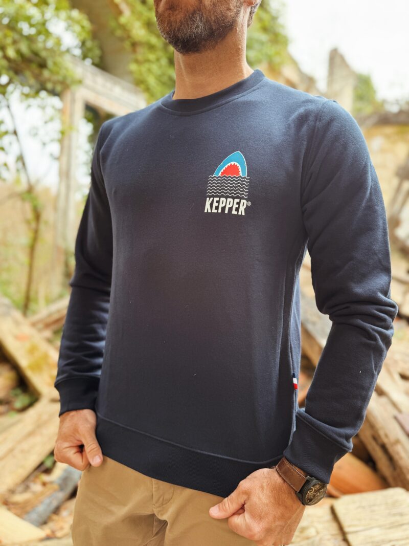 Jeune homme avec sweat marine Kepper