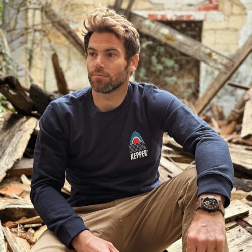 Jeune homme brun avec sweat marine Kepper