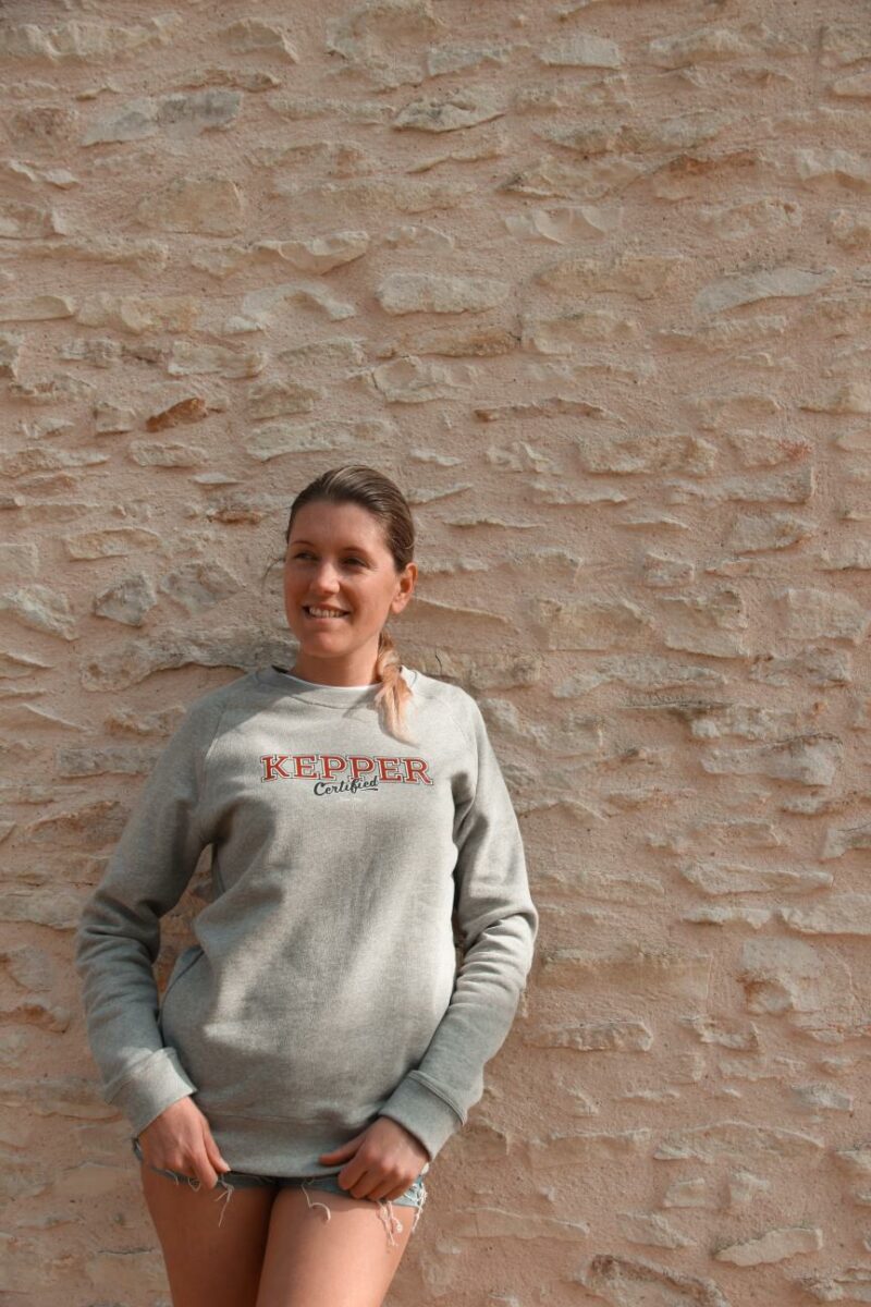 Laura_blogmadeinfrance avec sweat gris kepper