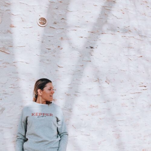 Laura_blogmadeinfrance avec sweat gris kepper