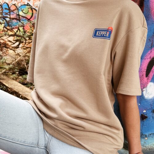 Jeune femme avec sweat marine Kepper