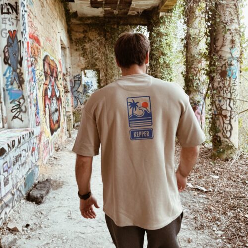 Jeune homme brun avec sweat wetsand Kepper