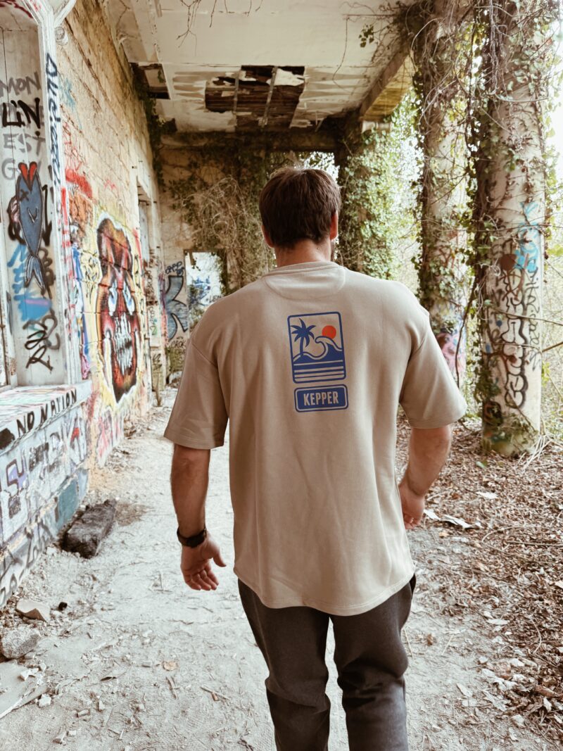 Jeune homme brun avec sweat wetsand Kepper