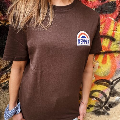 Jeune femme avec tee-shirt dark chocolate Kepper