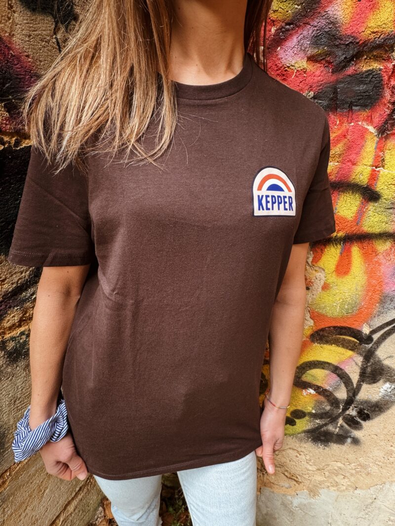 Jeune femme avec tee-shirt dark chocolate Kepper